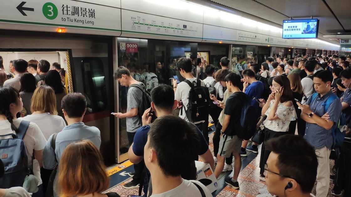 觀塘遊行將於今日下午1時半，由駿業街遊樂場起步至九龍灣零碳天地。港鐵宣布，中午12時起觀塘線彩虹站至調景嶺站列車暫停。（資料圖片）
