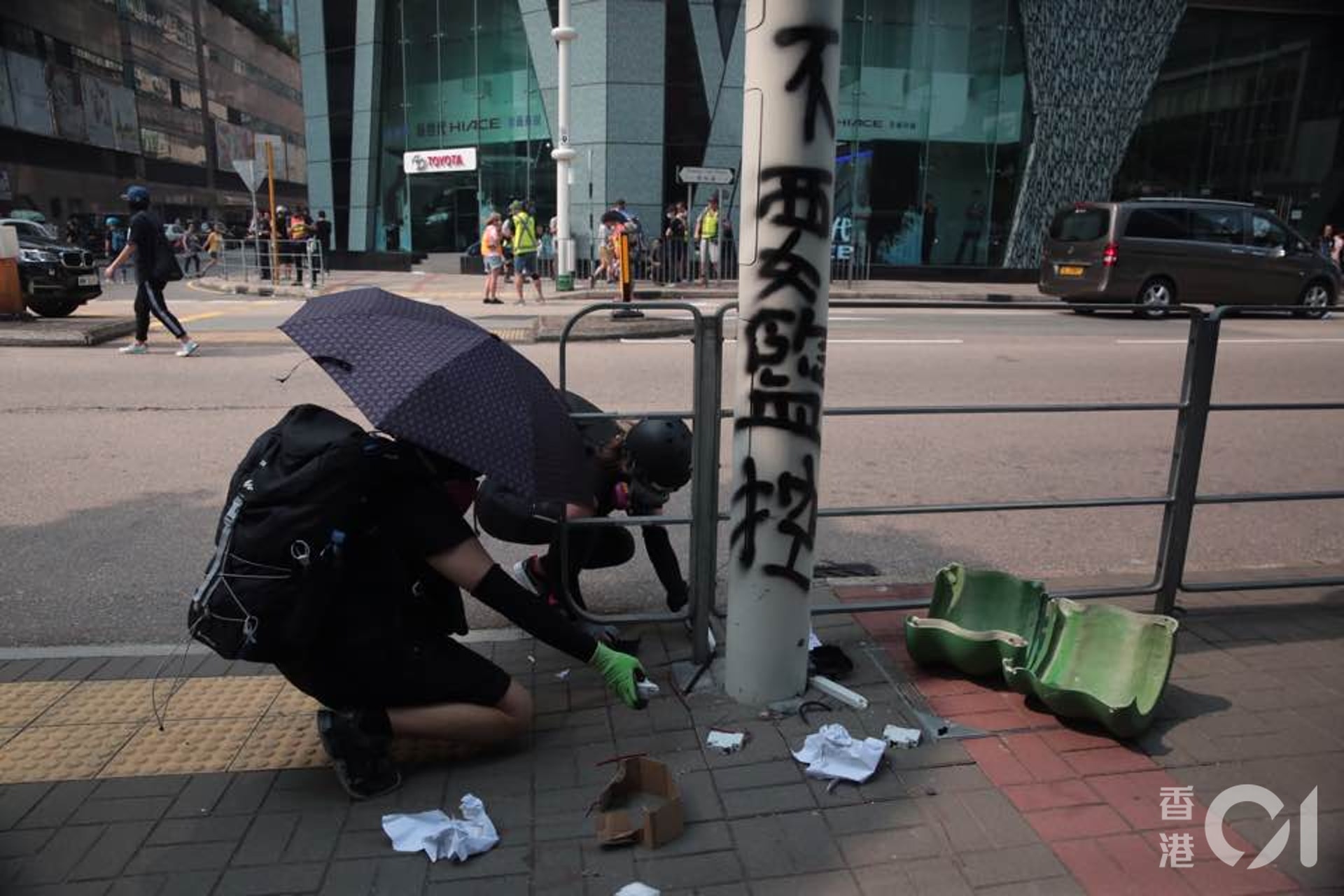 示威者用膠紙將智慧燈柱遮蓋,甚至出動電鋸強行打開燈柱電箱。(陳浩然攝) 示威者用膠紙將智慧燈柱遮蓋,甚至出動電鋸強行打開燈柱電箱。(陳浩然攝)