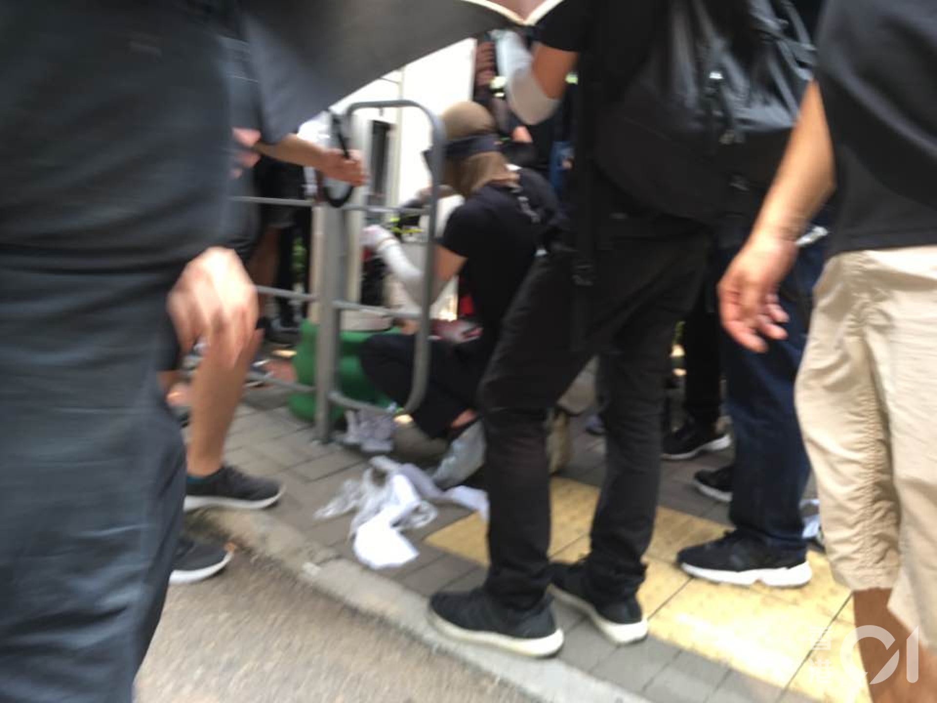 示威者用膠紙將智慧燈柱遮蓋,甚至出動電鋸強行打開燈柱電箱。(李穎霖攝) 示威者用膠紙將智慧燈柱遮蓋,甚至出動電鋸強行打開燈柱電箱。(李穎霖攝)