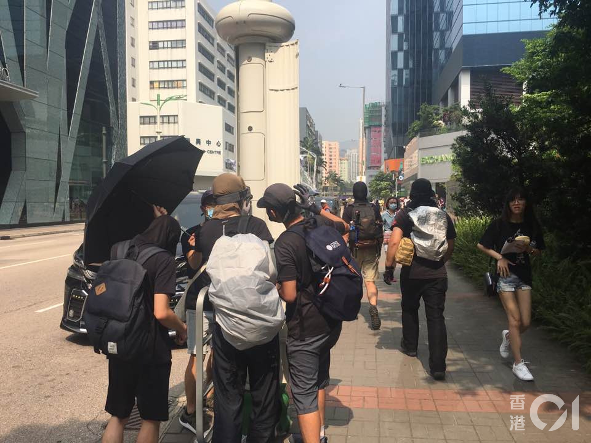 示威者用膠紙將智慧燈柱遮蓋,甚至出動電鋸強行打開燈柱電箱。(李穎霖攝) 示威者用膠紙將智慧燈柱遮蓋,甚至出動電鋸強行打開燈柱電箱。(李穎霖攝)