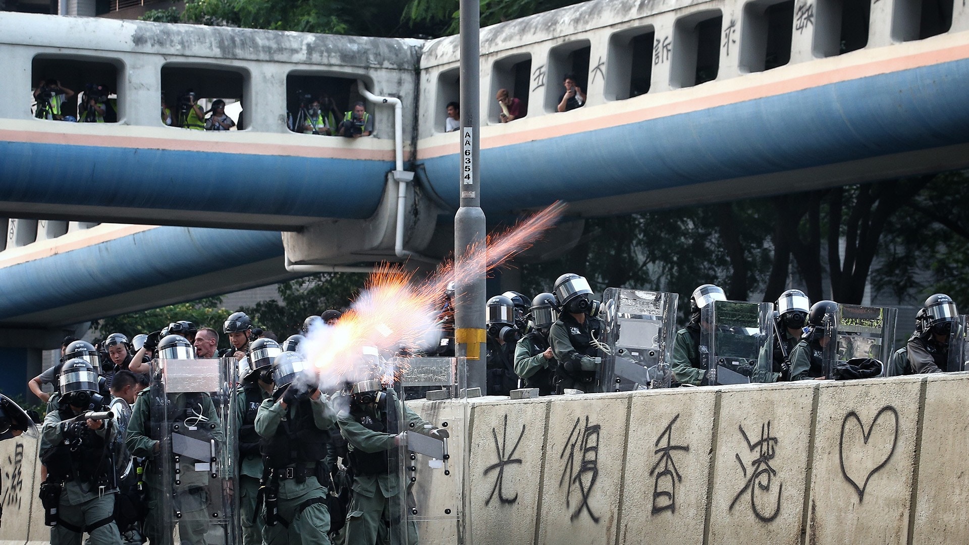 【觀塘遊行．圖輯】偉業街爆衝突　德福花園平台現催淚煙