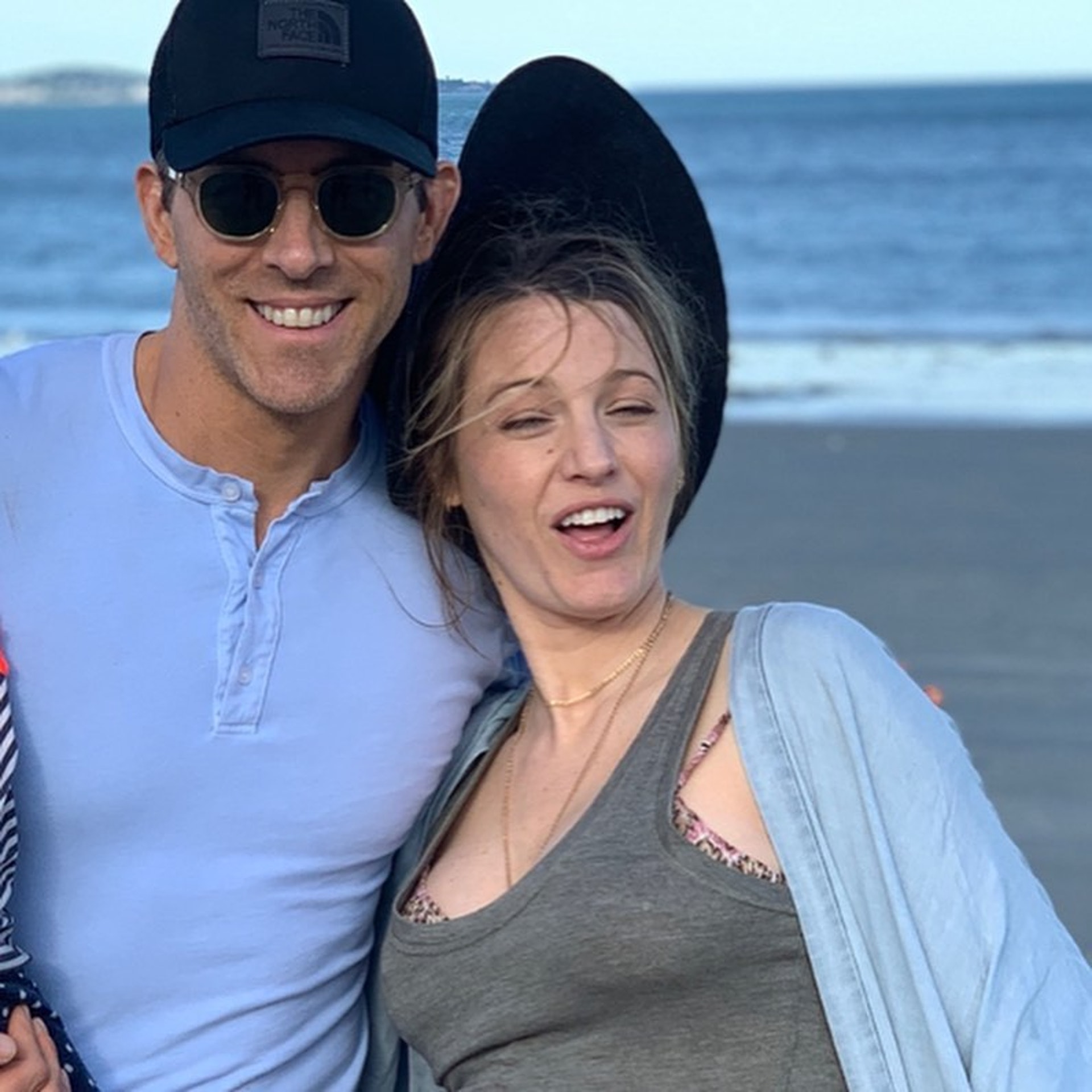 最近懷孕在身的Blake Lively踏入32歲,鬼馬的丈夫當然不放過慶生的機會,在Instagram大放妻子生活醜照。(「Ryan Reynolds」IG圖片) 最近懷孕在身的Blake Lively踏入32歲,鬼馬的丈夫當然不放過慶生的機會,在Instagram大放妻子生活醜照。(「Ryan Reynolds」IG圖片)