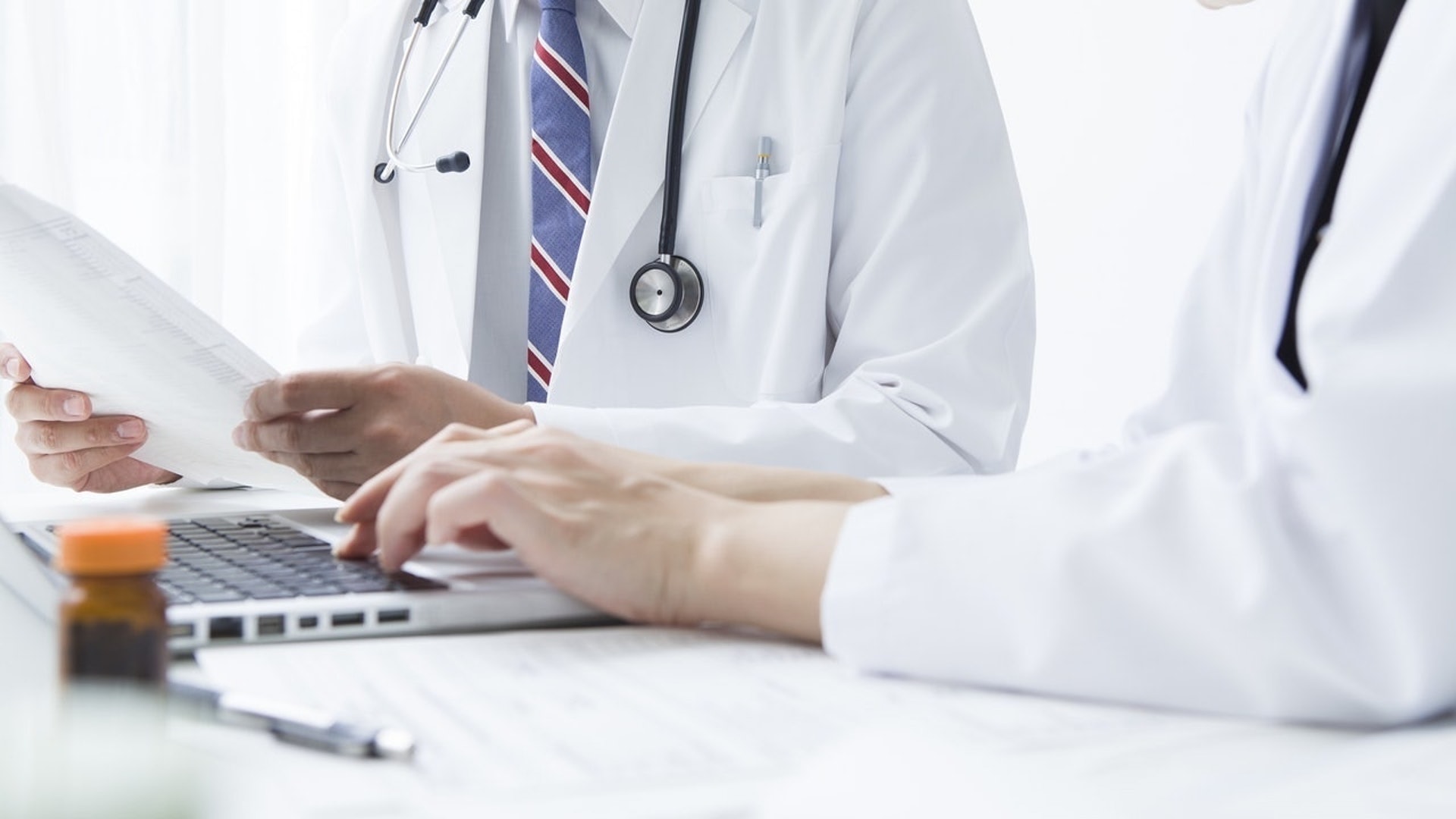 趙昭明醫生解釋,因含藥痘痘貼大多使用水楊酸、茶樹精油,或預防細菌感染的六次甲基雙醋酸氯啶等成分,僅有幫助角質代謝和抗菌等功用(VCG) 趙昭明醫生解釋,因含藥痘痘貼大多使用水楊酸、茶樹精油,或預防細菌感染的六次甲基雙醋酸氯啶等成分,僅有幫助角質代謝和抗菌等功用(VCG)