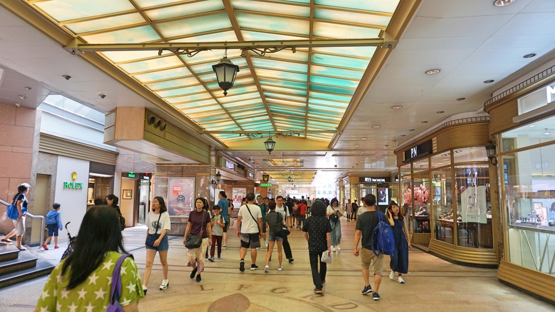 這時你應該正走在這條商店林立的通道中。(何穎琪攝) 這時你應該正走在這條商店林立的通道中。(何穎琪攝)