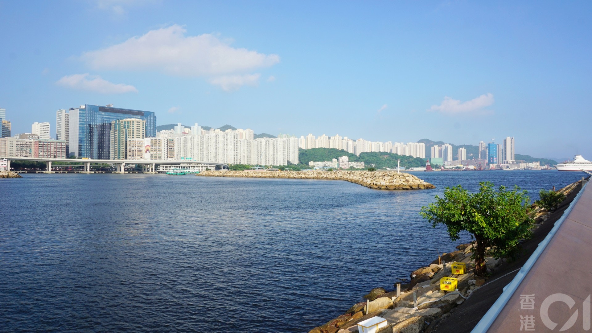 啟德跑道公園挨近觀塘避風塘,寵主可欣賞無敵海景。(何穎琪攝) 啟德跑道公園挨近觀塘避風塘,寵主可欣賞無敵海景。(何穎琪攝)