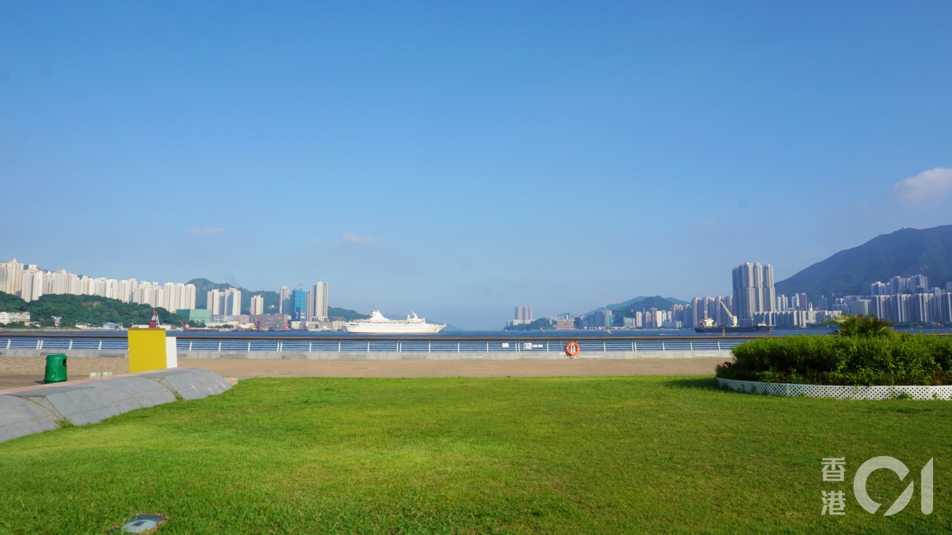 公園草地連接著海旁通道。(何穎琪攝) 公園草地連接著海旁通道。(何穎琪攝)
