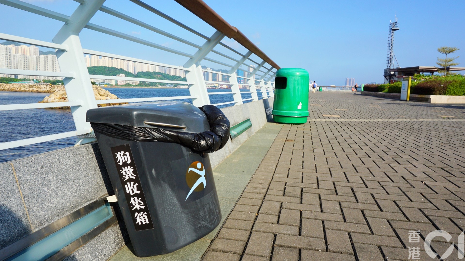 場內僅得三個狗糞收集箱,分別位於海旁及公園入口處。(何穎琪攝) 場內僅得三個狗糞收集箱,分別位於海旁及公園入口處。(何穎琪攝)