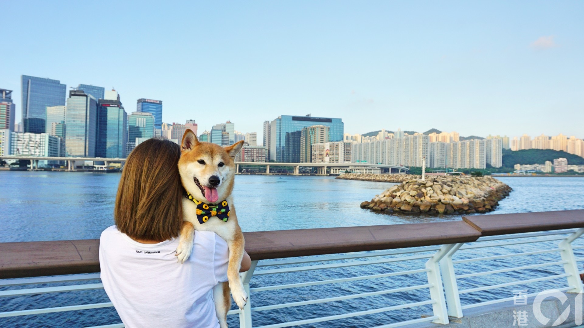 飼主丘先生及其女友首次帶愛犬到訪此公園。(何穎琪攝) 飼主丘先生及其女友首次帶愛犬到訪此公園。(何穎琪攝)