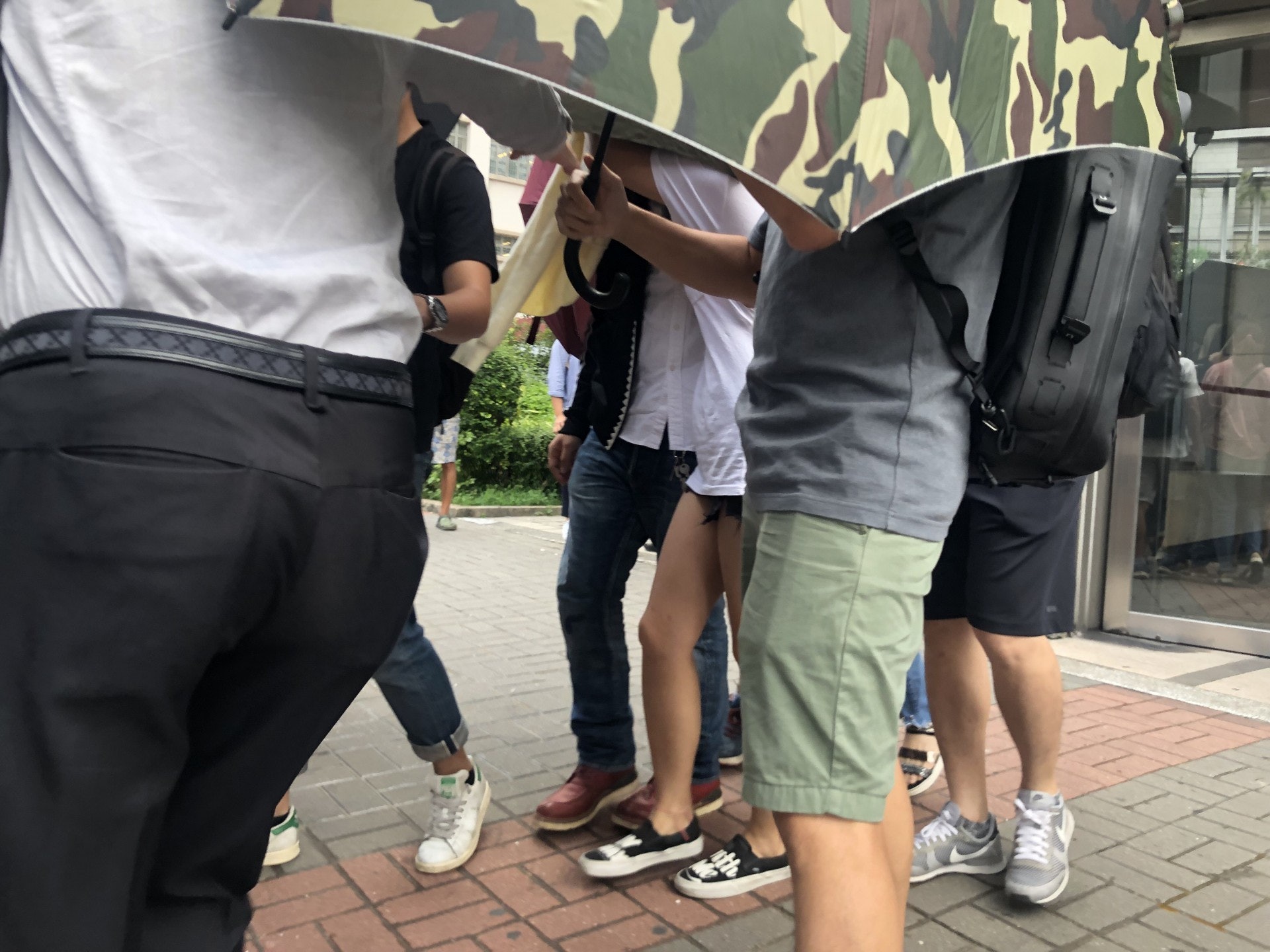 被告張文偉(穿牛仔褲皮鞋)涉嫌參與824觀塘遊行被控暴動罪。(朱棨新攝) 被告張文偉(穿牛仔褲皮鞋)涉嫌參與824觀塘遊行被控暴動罪。(朱棨新攝)