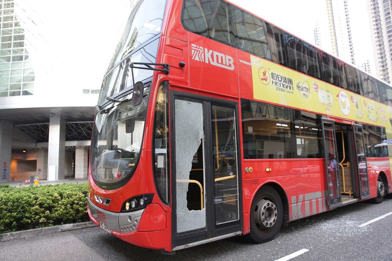 【鐵通扑巴士】荃灣女子衝出馬路攔截九巴　持角鐵扑爆車門玻璃