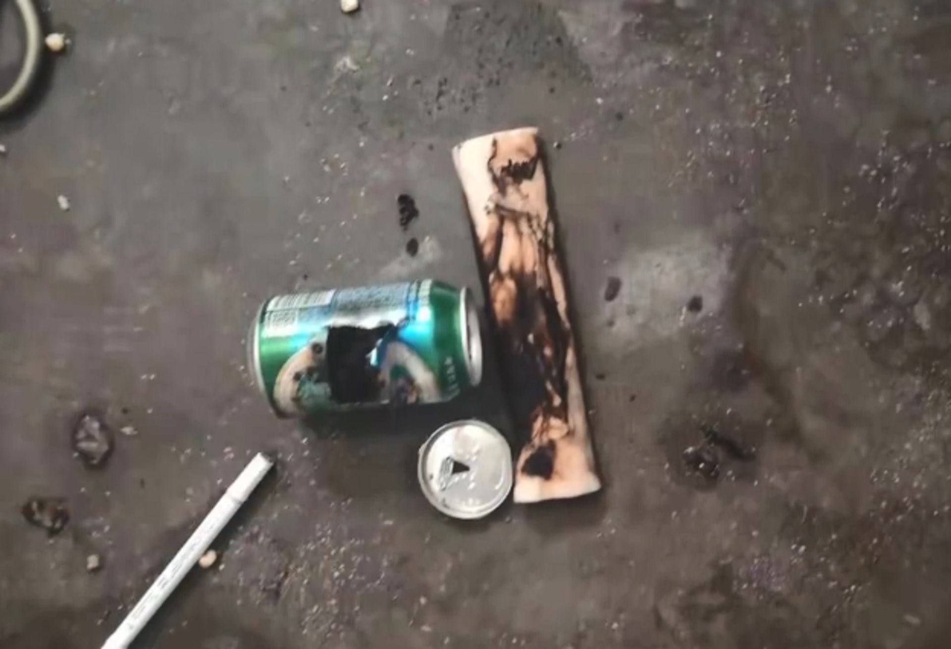兩名內地少女模仿抖音短片以鐵罐及酒精燈自製爆谷,意外釀爆炸導致嚴重燒傷。(梨視頻截圖) 兩名內地少女模仿抖音短片以鐵罐及酒精燈自製爆谷,意外釀爆炸導致嚴重燒傷。(梨視頻截圖)