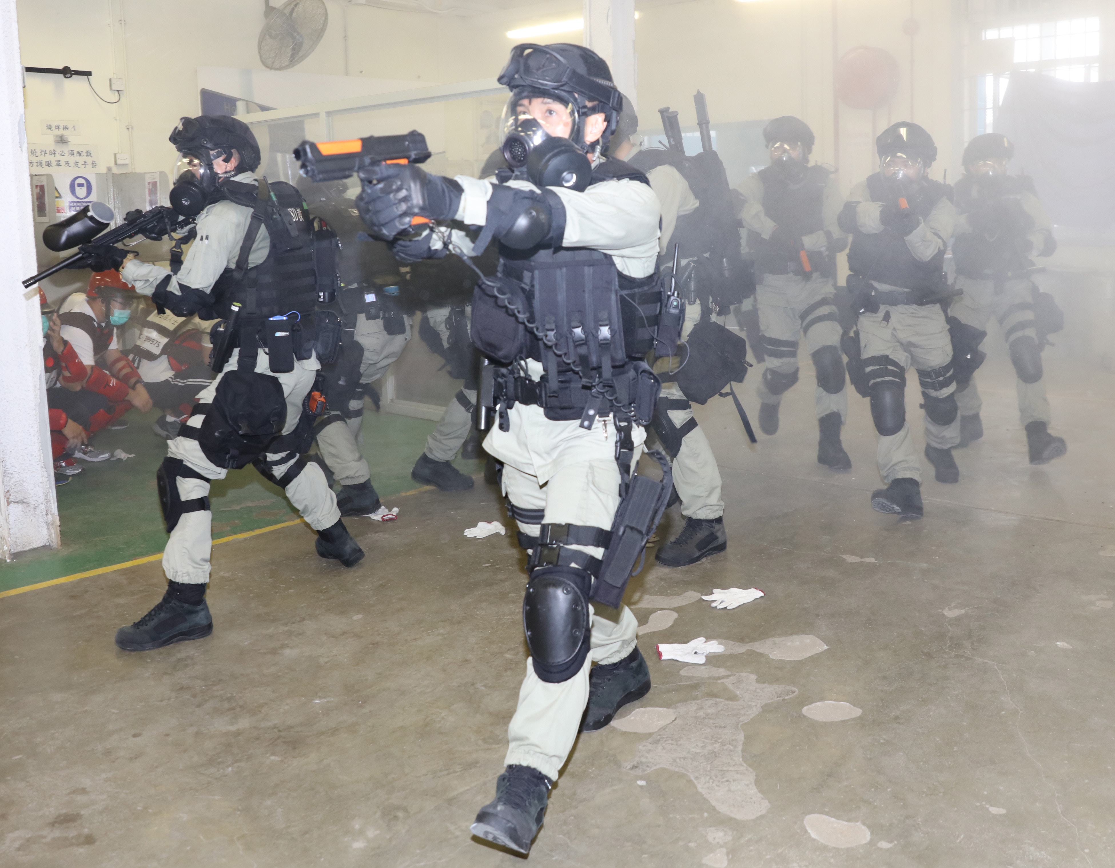 區域應變隊在「和諧十七號」演習中，出動胡椒珠發射槍。（懲教署圖片）