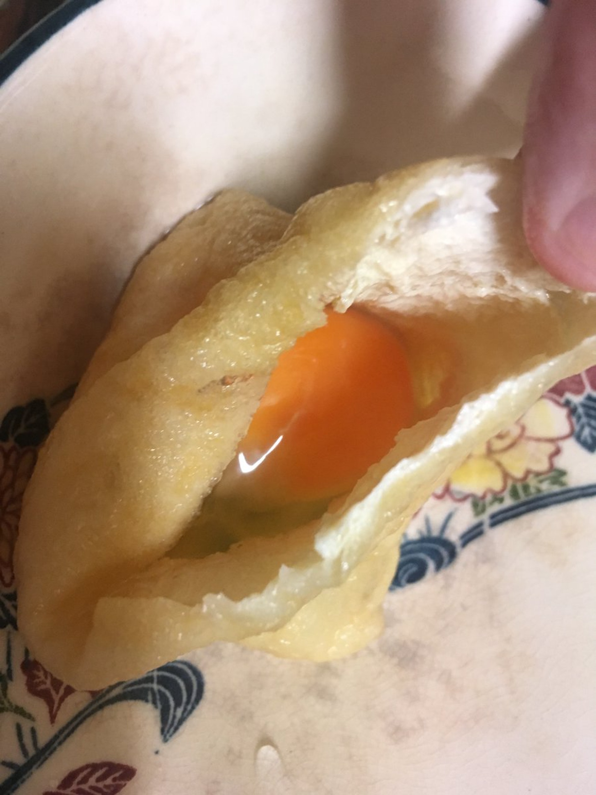 有日本網民分享一個創意新食法，將生雞蛋倒進切開的油揚內。（Twitter「nowar1024」圖片）