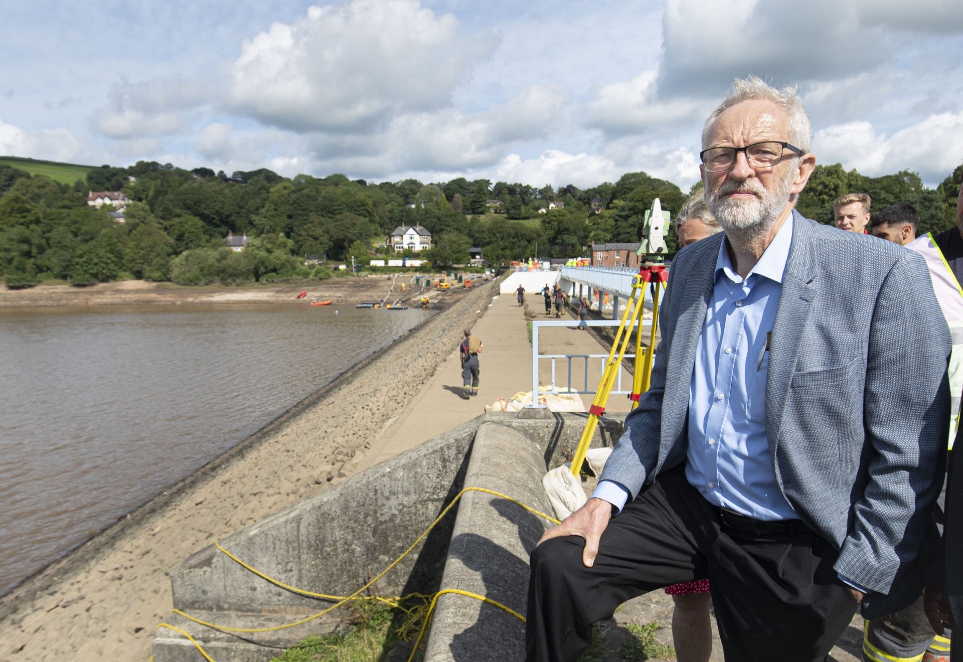 工黨領導郝爾賓8月28日指約翰遜如他的計劃有信心,不如付諸大選或公投,讓民眾決定。圖為他8月5日到英國德比郡惠利橋視察。當地一座水庫大壩之前在洪水中受損。(VCG) 工黨領導郝爾賓8月28日指約翰遜如他的計劃有信心,不如付諸大選或公投,讓民眾決定。圖為他8月5日到英國德比郡惠利橋視察。當地一座水庫大壩之前在洪水中受損。(VCG)