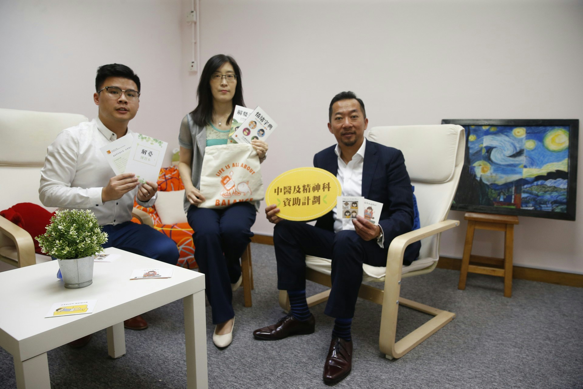 天主教慈幼會伍少梅中學校長李建文（右一）指，學校亦已啟用「危機應變小組」，希望同學們了解到學校是一個安全、關愛及可信任的空間。（梁鵬威攝）
