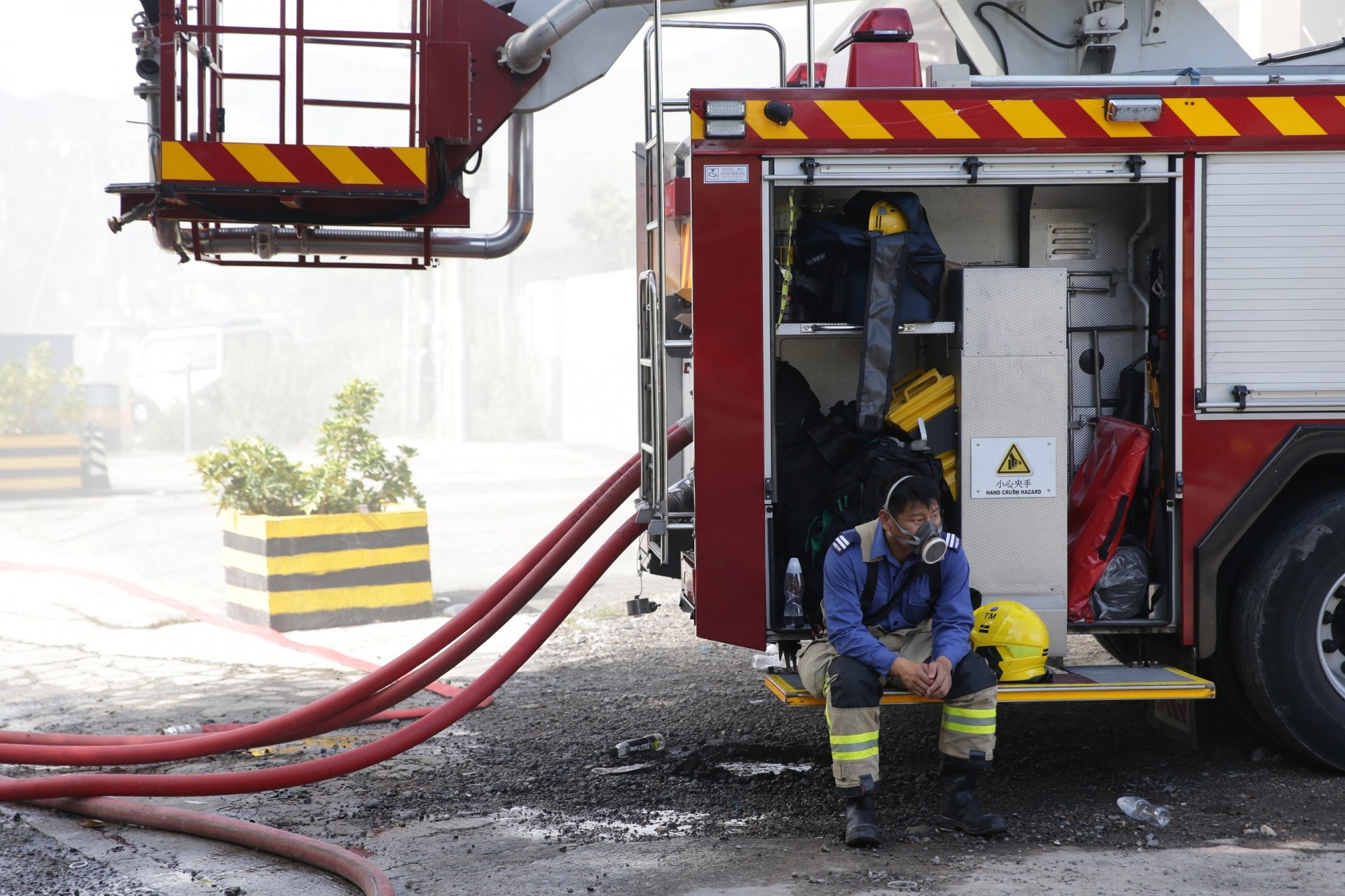 大火於今日凌晨已大致救熄，今早有消防在場休息及戒備。（黃偉民攝）