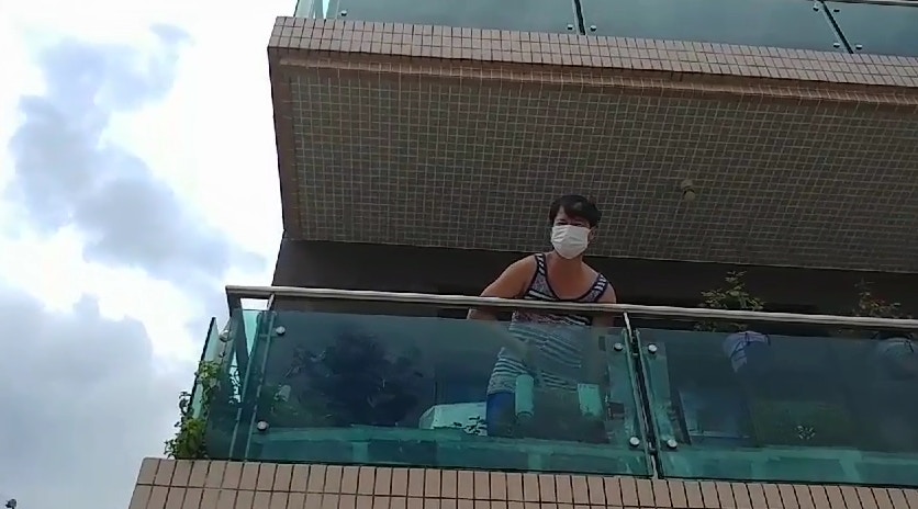 附近居民亦帶上口罩。（黃偉民攝）