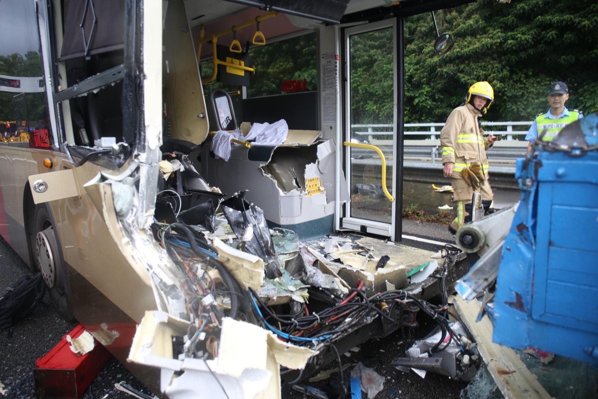 涉事巴士車頭嚴重撞毀,駕駛室瓦解。(賴雯心攝) 涉事巴士車頭嚴重撞毀,駕駛室瓦解。(賴雯心攝)