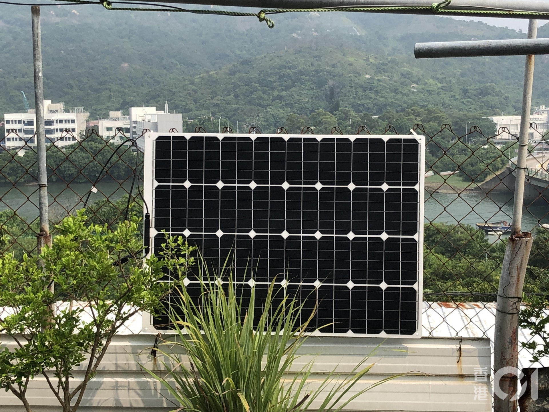 計劃使用最新太陽能板,輕薄、可彎曲、零重金屬。 (李樂天攝)