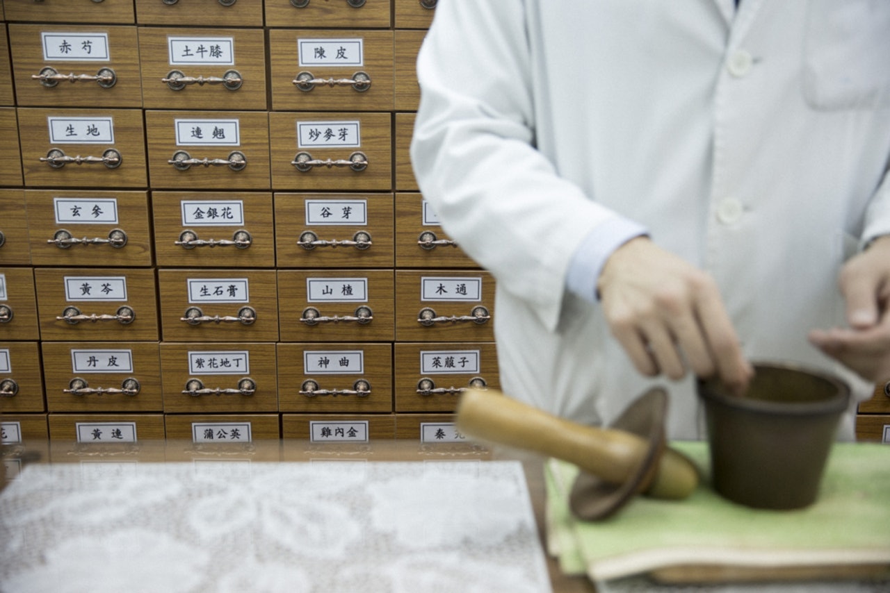 青年有意成為中醫師,需要在大學修讀5年學位課程,再實習1年,並且要考執業試,學費連考牌,未入行就已經要花費超過15萬元。(資料圖片) 青年有意成為中醫師,需要在大學修讀5年學位課程,再實習1年,並且要考執業試,學費連考牌,未入行就已經要花費超過15萬元。(資料圖片)