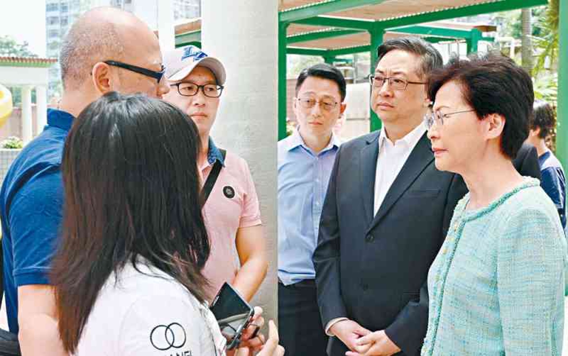 行政長官林鄭月娥(右一)在處長盧偉聰(右二)陪同下,視察黃大仙紀律部隊宿舍被暴徒破壞的損毀情況。