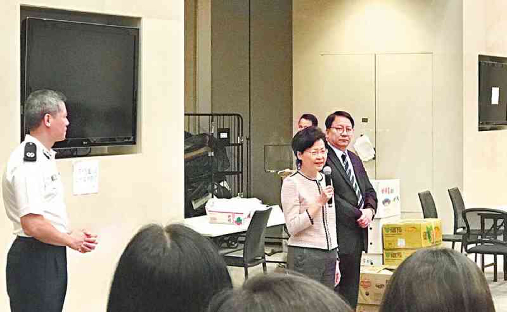 行政長官林鄭月娥(左二)感謝警務人員在非常困難的情況下努力維護法紀。