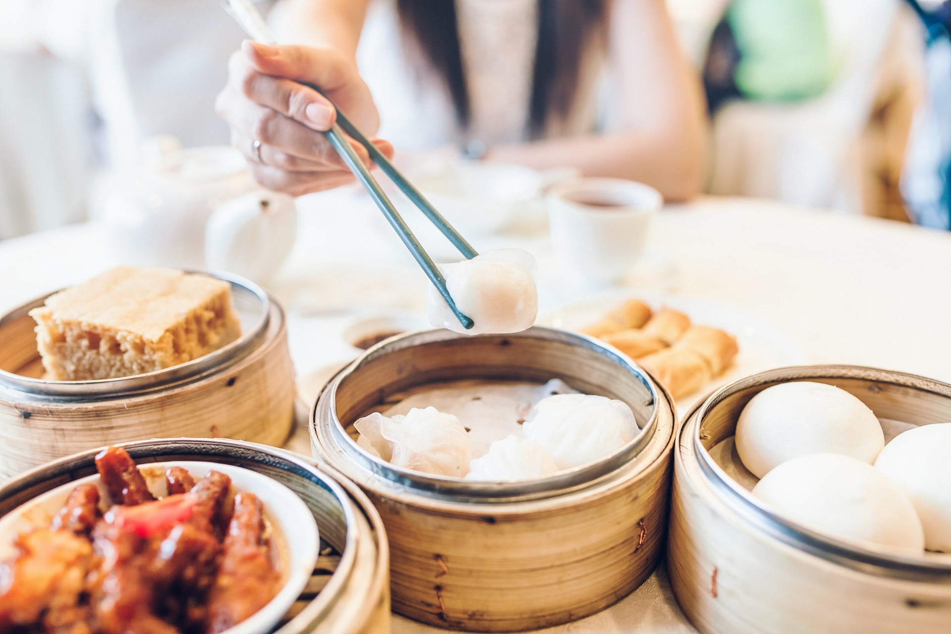 據香港衛生防護中心的資料，列出常見的點心熱量，最易致胖的是油炸類點心，蒸點相對熱卡。（VCG）