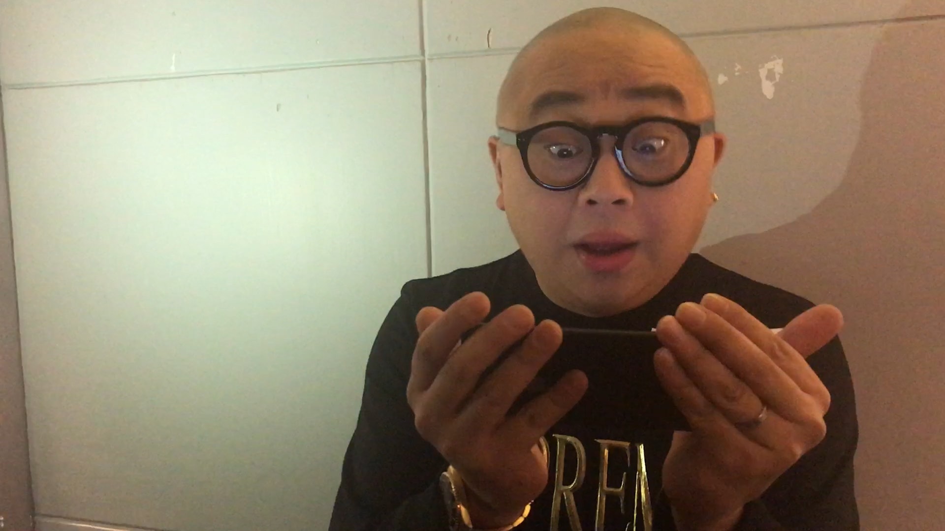 阿Bob看得十分投入。 阿Bob看得十分投入。