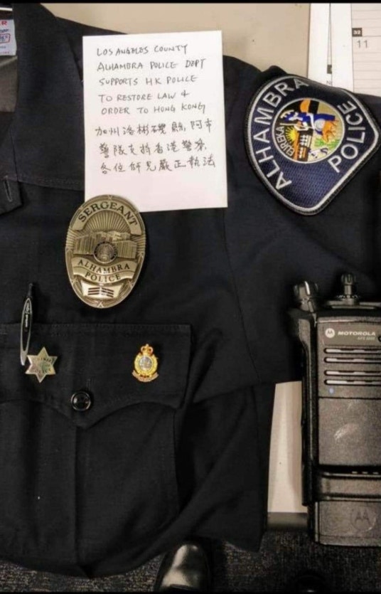 網絡上流傳的撐警照片