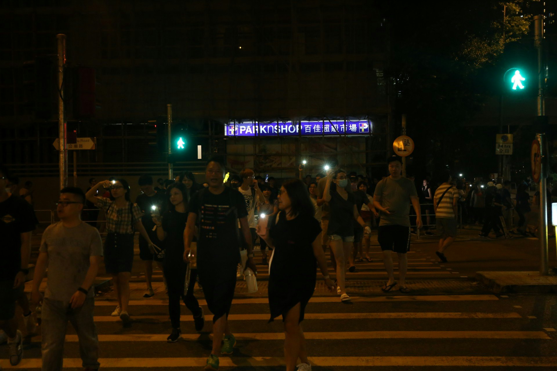 大圍街坊經過警署後,返回散步起點顯徑邨各散東西離開。(余睿菁攝) 大圍街坊經過警署後,返回散步起點顯徑邨各散東西離開。(余睿菁攝)