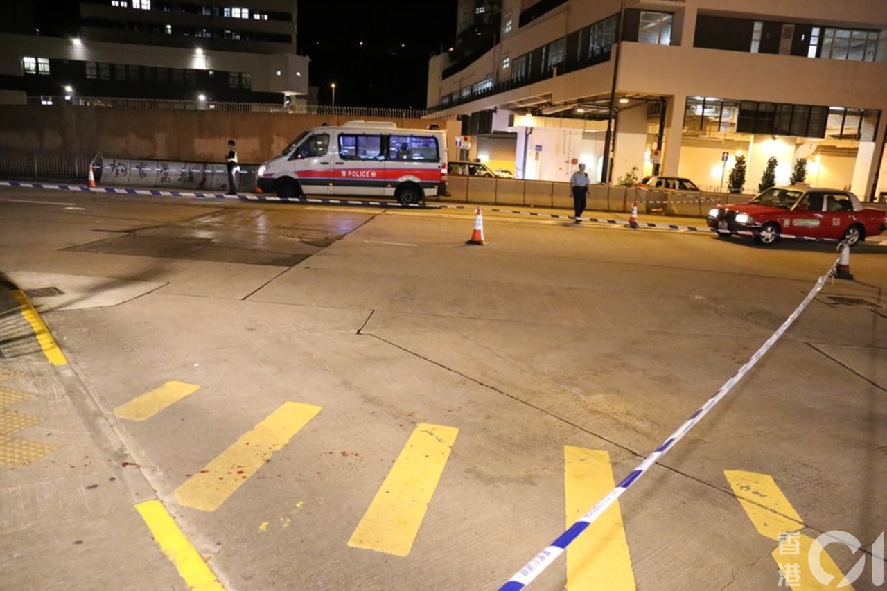 現場遺下斑斑血漬,警方封鎖現場調查。(陳浩然攝) 現場遺下斑斑血漬,警方封鎖現場調查。(陳浩然攝)
