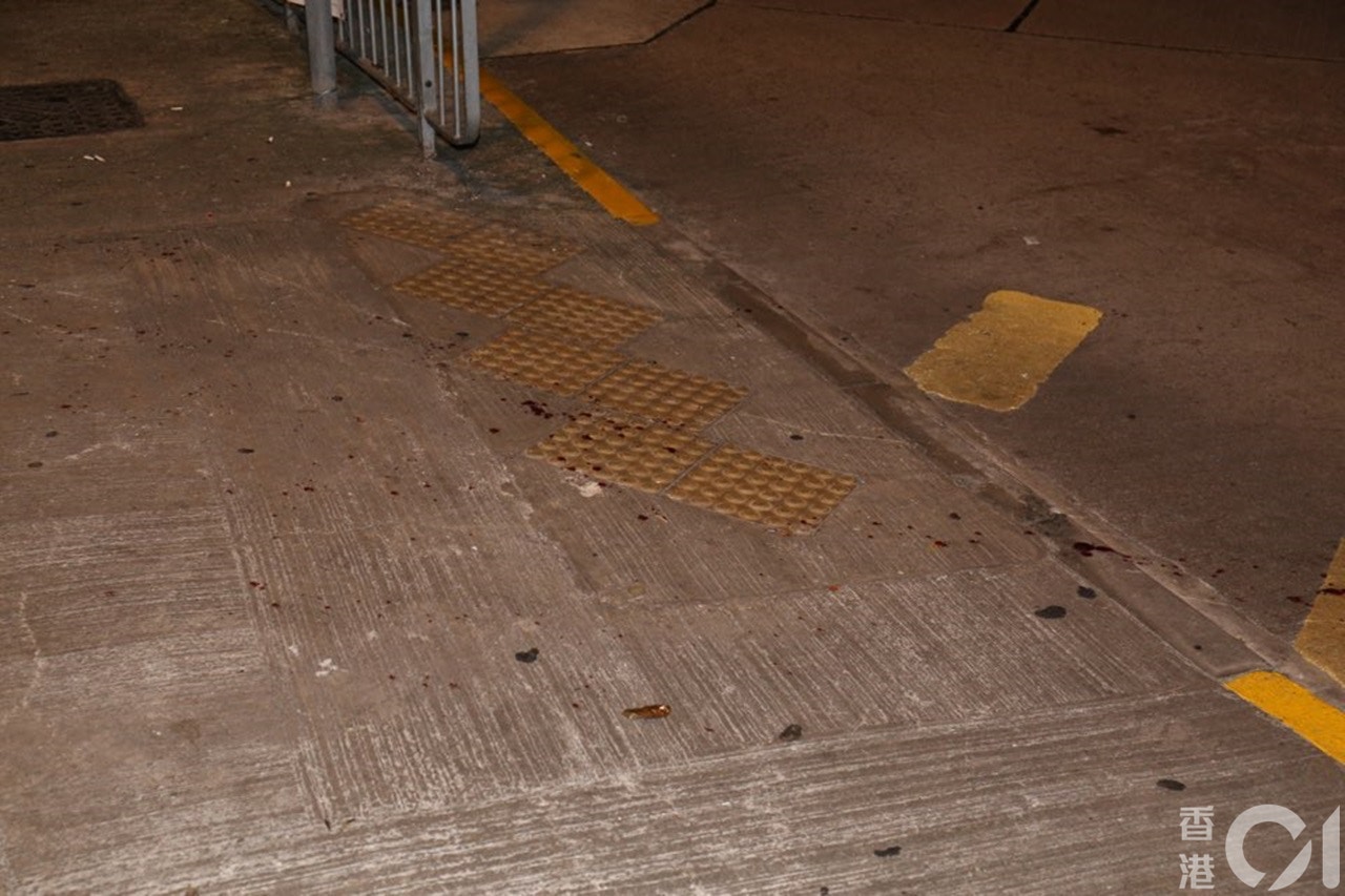 現場遺下斑斑血漬,警方封鎖現場調查。(陳浩然攝) 現場遺下斑斑血漬,警方封鎖現場調查。(陳浩然攝)