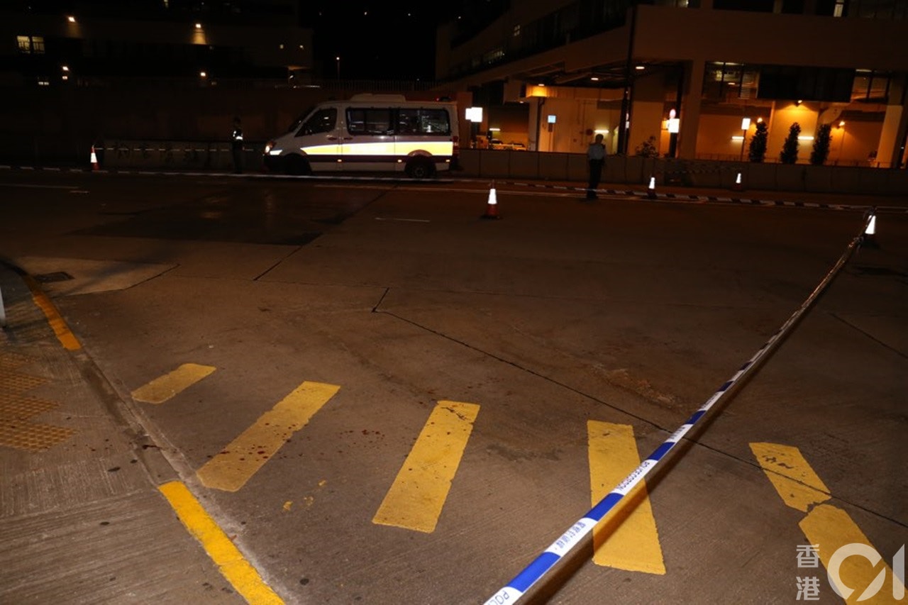 現場遺下斑斑血漬,警方封鎖現場調查。(陳浩然攝) 現場遺下斑斑血漬,警方封鎖現場調查。(陳浩然攝)