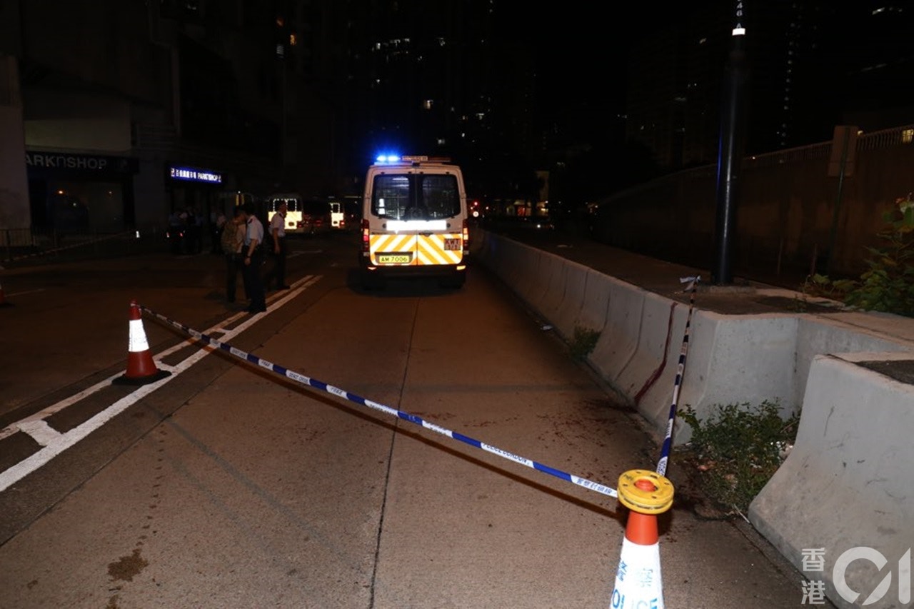 現場遺下斑斑血漬,警方封鎖現場調查。(陳浩然攝) 現場遺下斑斑血漬,警方封鎖現場調查。(陳浩然攝)
