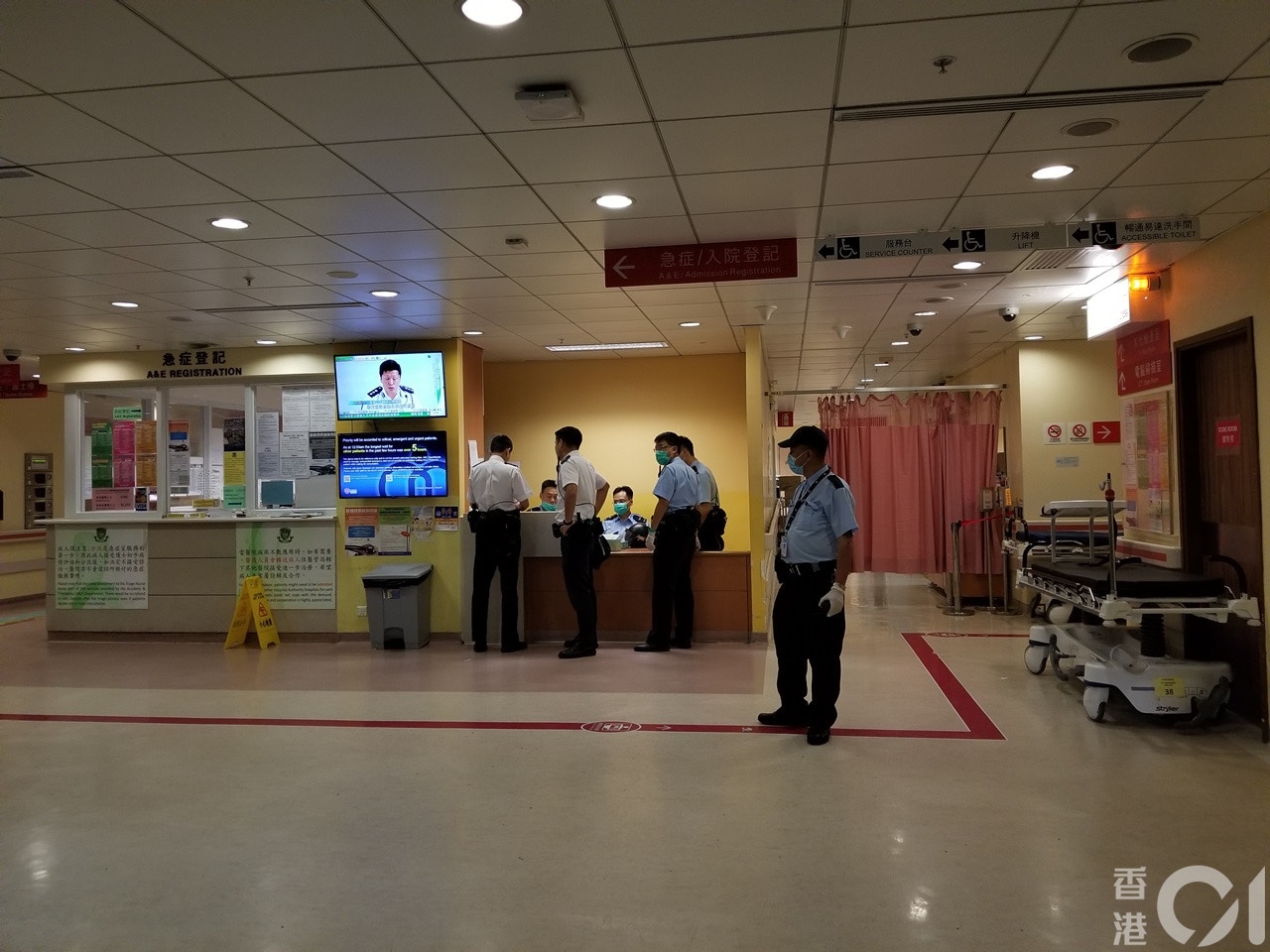 大批警員在瑪嘉烈醫院了解。(王譯揚攝) 大批警員在瑪嘉烈醫院了解。(王譯揚攝)