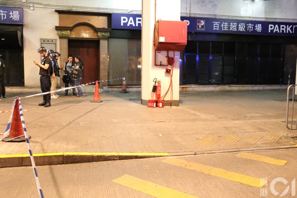 現場遺下斑斑血漬,警方封鎖現場調查。(陳浩然攝) 現場遺下斑斑血漬,警方封鎖現場調查。(陳浩然攝)