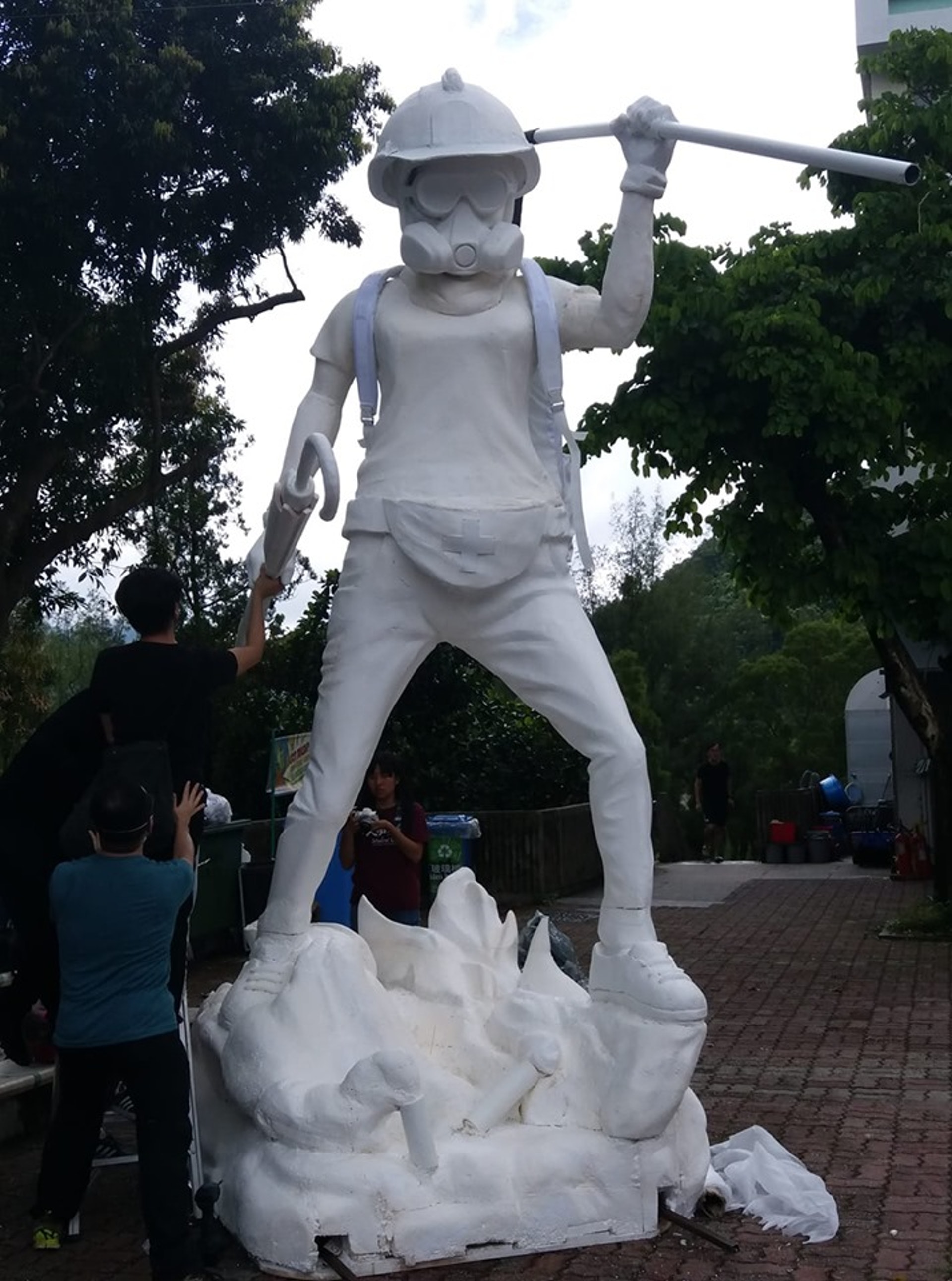 港版民主女神像於今日(31日)在中大展出。(中大學生報fb圖片) 港版民主女神像於今日(31日)在中大展出。(中大學生報fb圖片)