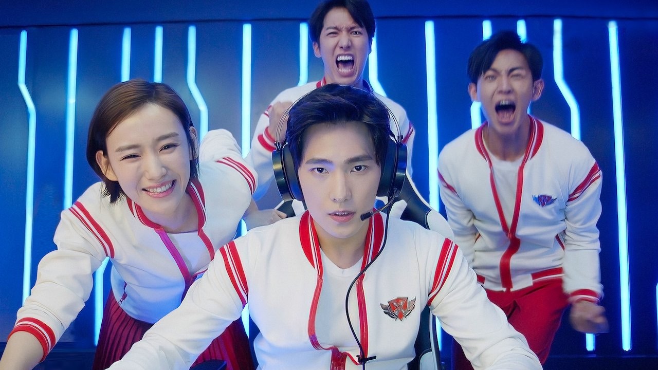 《全職高手》是改編自作家蝴蝶藍有關於網路遊戲競技小說的中國網路劇。由楊洋、江疏影、賴雨濛、梁森、李沐宸、賴藝領銜主演，於2019年7月24日在騰訊視頻首播，現在亦於Netflix上架。劇情講述網路遊戲「榮耀」頂尖高手葉修（楊洋飾）在電子競技界中是被譽為教科書級別的玩家，但因不接商業代言而遭到原本的東家嘉世戰隊驅逐。擁有十年遊戲經驗的葉修重遊戲角色「君莫笑」，手持自製武器千機傘，開始了他重返巔峰的計劃。（擷自劇集《全職高手》）