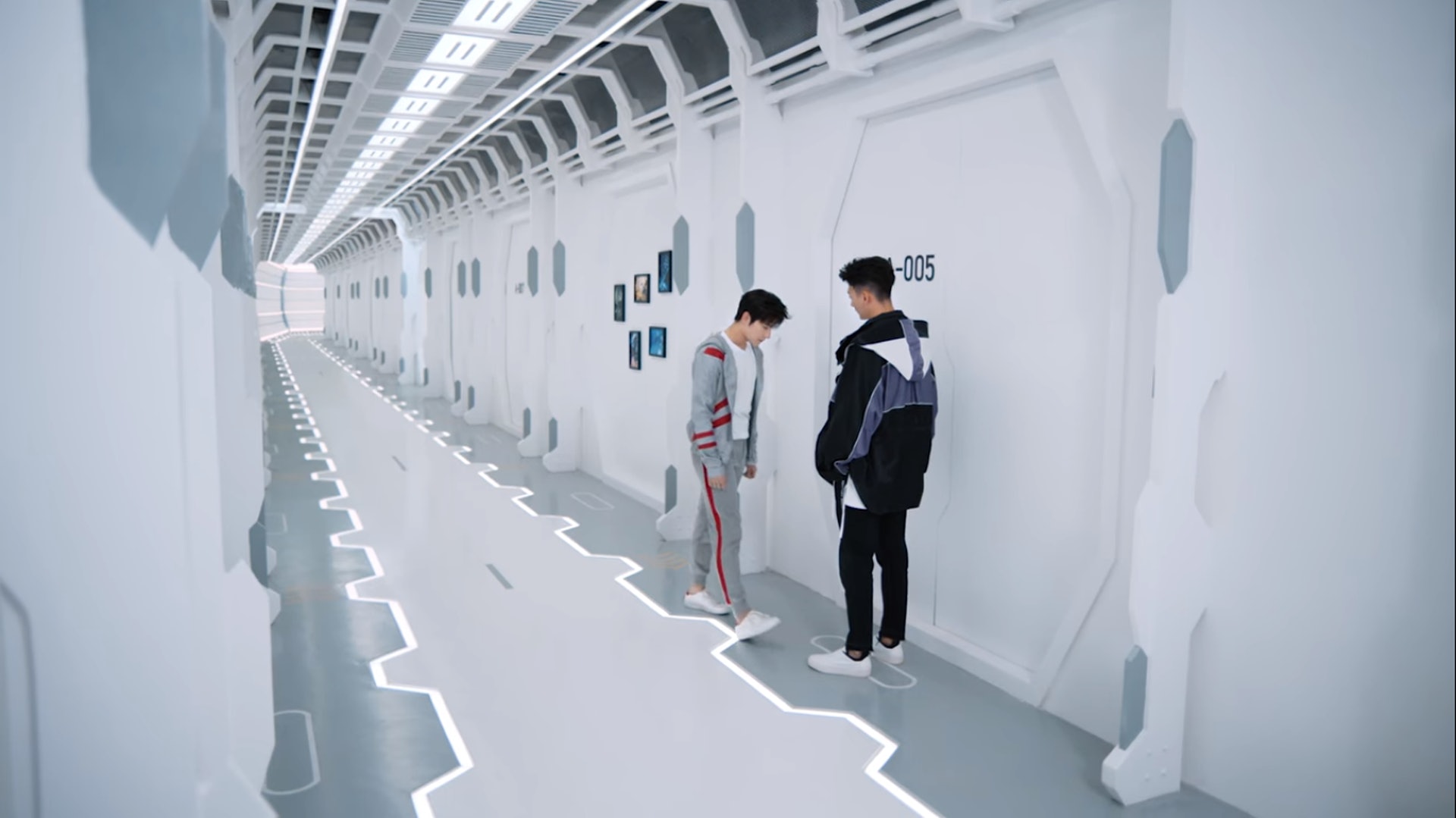 一開始出現的「嘉世」電競公司,設計得未來科幻感十足。每個戰隊還有自己專屬的隊服,場景和美術設計都看得出十分用心。(擷自劇集《全職高手》) 一開始出現的「嘉世」電競公司,設計得未來科幻感十足。每個戰隊還有自己專屬的隊服,場景和美術設計都看得出十分用心。(擷自劇集《全職高手》)