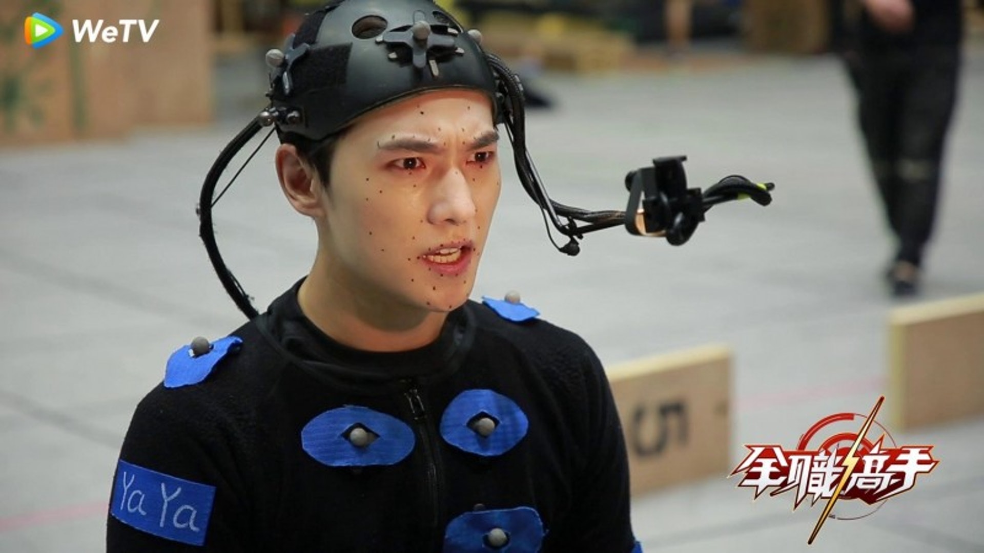 劇中每集約有7至10分鐘為電競特效畫面,為達特效效果,楊洋需要在臉上貼滿各式圓點,在一個封閉空間坐上2到3小時,根據導演要求做出各種各樣的表情與動作,打趣說做完臉都僵了,「要你張嘴就要張嘴,露牙就露牙。」(擷自劇集《全職高手》@WeTV) 劇中每集約有7至10分鐘為電競特效畫面,為達特效效果,楊洋需要在臉上貼滿各式圓點,在一個封閉空間坐上2到3小時,根據導演要求做出各種各樣的表情與動作,打趣說做完臉都僵了,「要你張嘴就要張嘴,露牙就露牙。」(擷自劇集《全職高手》@WeTV)