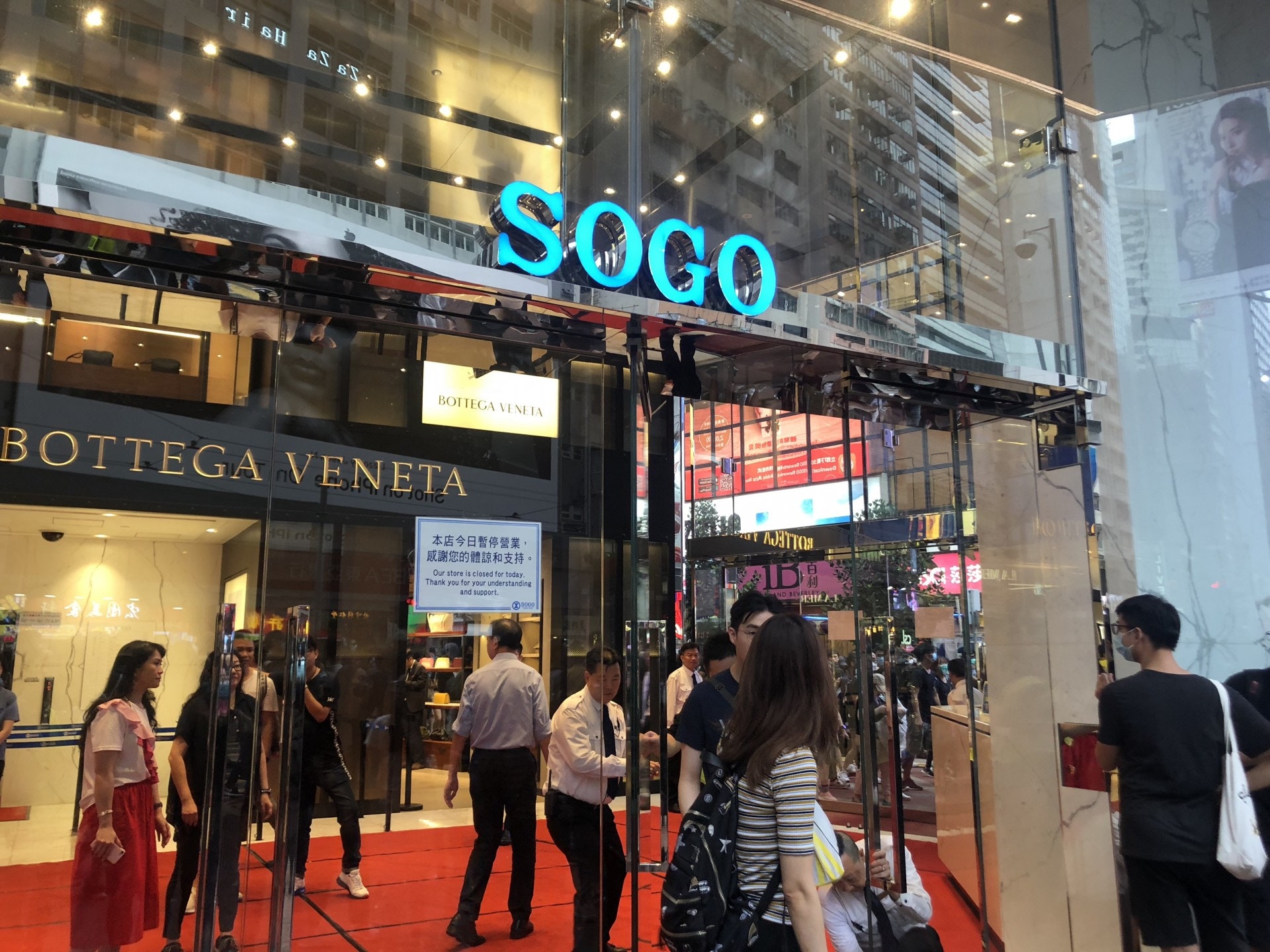 銅鑼灣崇光百貨稱基於職員及顧客的安全為理由，於下午6時正提早關門。（胡家欣攝）