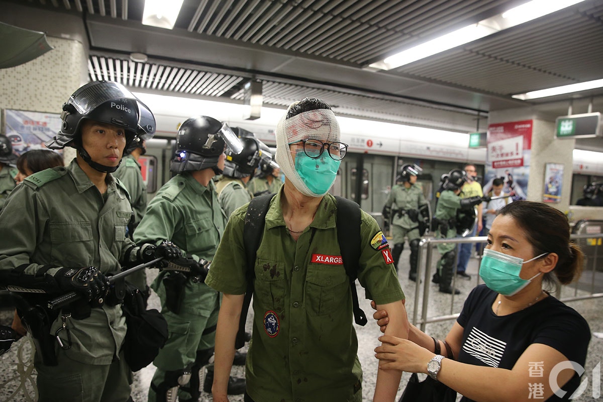 831遊行示威衝突，晚上11點，警方在太子站列車和月台內，拘捕示威者，期間在車廂內施放胡椒噴霧、揮動警棍，有人流血受傷。圖為傷者在車廂內獲義務急救員急救，抵達油麻地站。（蔡正邦攝）