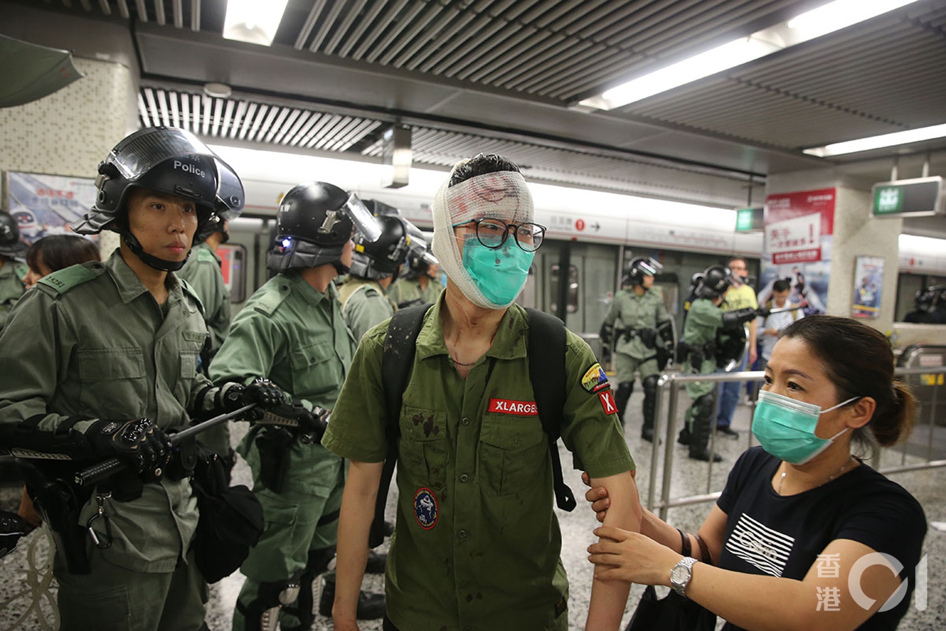 831遊行示威衝突,晚上11點,警方在太子站列車和月台內,拘捕示威者,期間在車廂內施放胡椒噴霧、揮動警棍,有人流血受傷。圖為傷者在車廂內獲義務急救員急救,抵達油麻地站。(蔡正邦攝) 831遊行示威衝突,晚上11點,警方在太子站列車和月台內,拘捕示威者,期間在車廂內施放胡椒噴霧、揮動警棍,有人流血受傷。圖為傷者在車廂內獲義務急救員急救,抵達油麻地站。(蔡正邦攝)