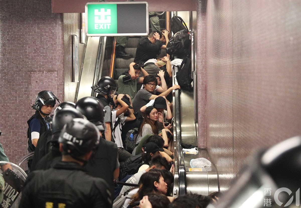 831遊行示威衝突，晚上11點，警方在太子站列車和月台內，拘捕示威者，期間在車廂內施放胡椒噴霧、揮動警棍，有人流血受傷。（餘俊亮攝）