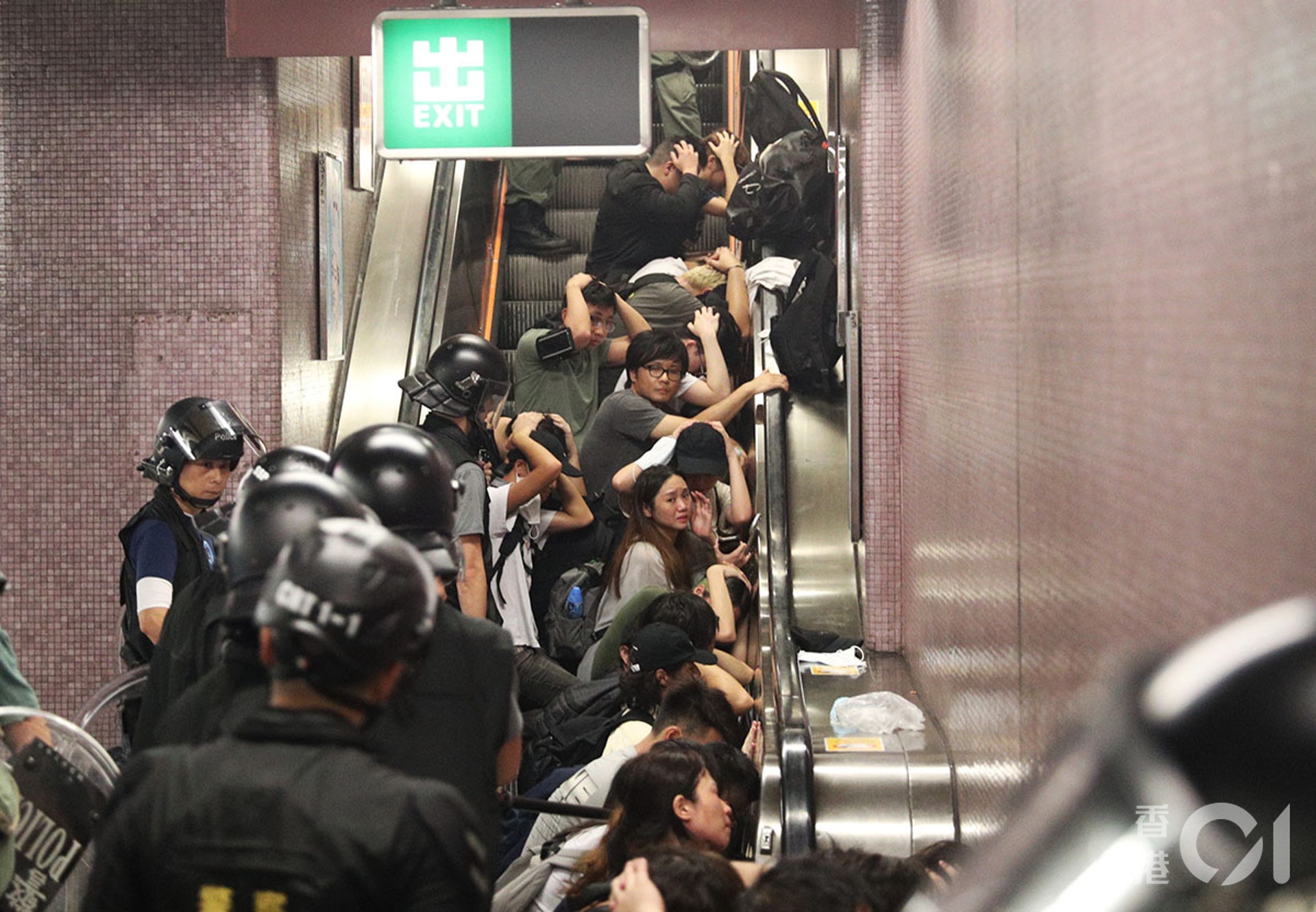 831遊行示威衝突,晚上11點,警方在太子站列車和月台內,拘捕示威者,期間在車廂內施放胡椒噴霧、揮動警棍,有人流血受傷。(餘俊亮攝) 831遊行示威衝突,晚上11點,警方在太子站列車和月台內,拘捕示威者,期間在車廂內施放胡椒噴霧、揮動警棍,有人流血受傷。(餘俊亮攝)
