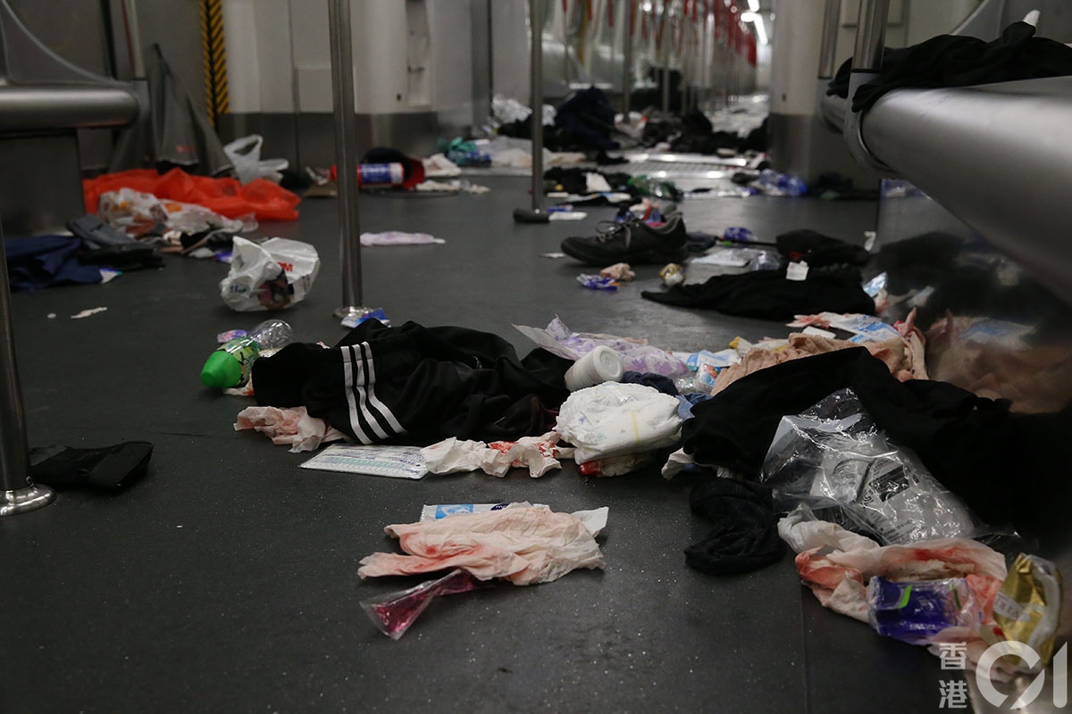 831遊行示威衝突，晚上11點，警方在太子站列車和月台內，拘捕示威者，期間在車廂內施放胡椒噴霧、揮動警棍，有人流血受傷。（蔡正邦攝）