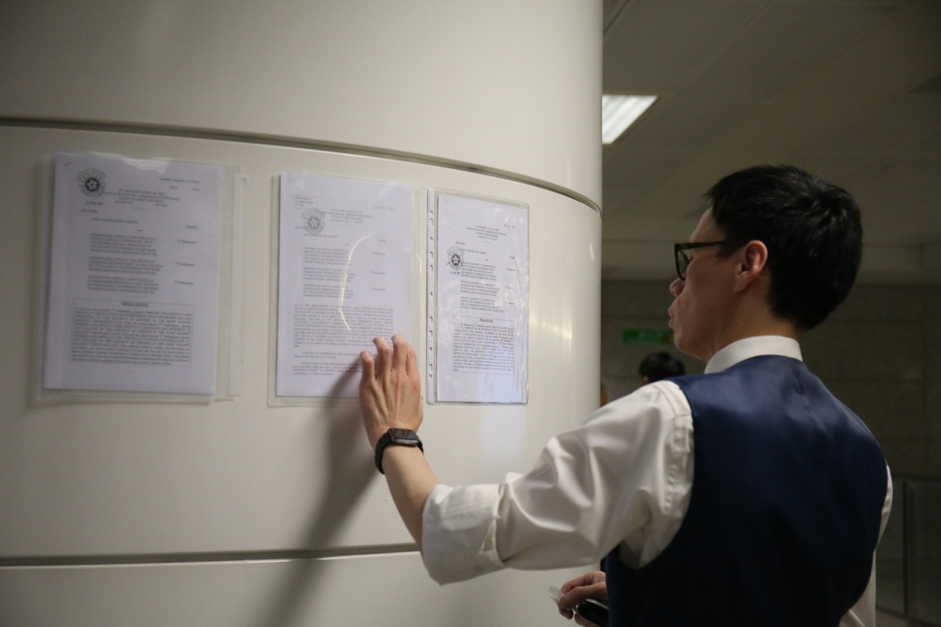 有職員開始於站內張貼機管局的機制令。（賴雯心攝）