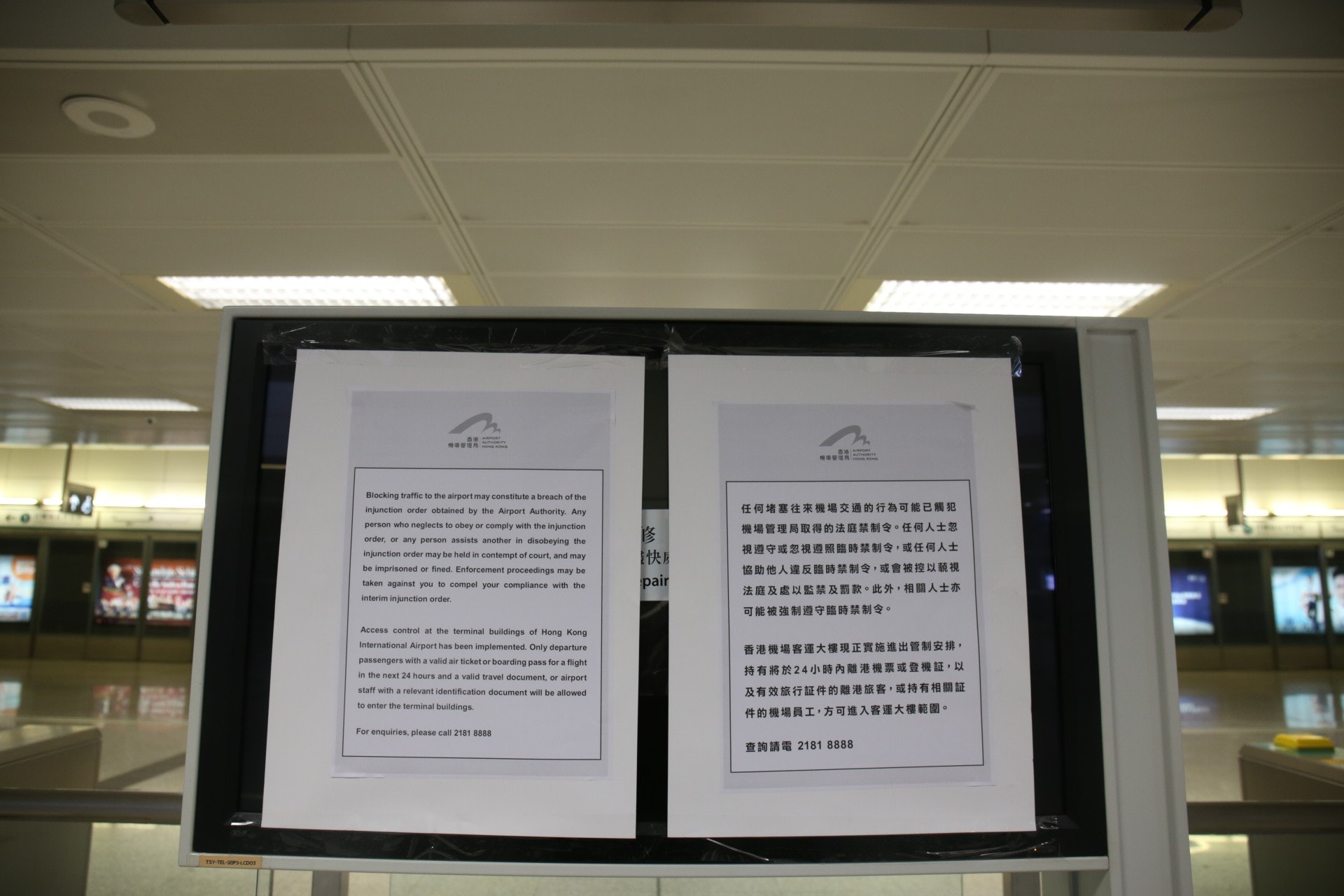 有職員於站內張貼機管局的機制令。(賴雯心攝) (賴雯心攝)