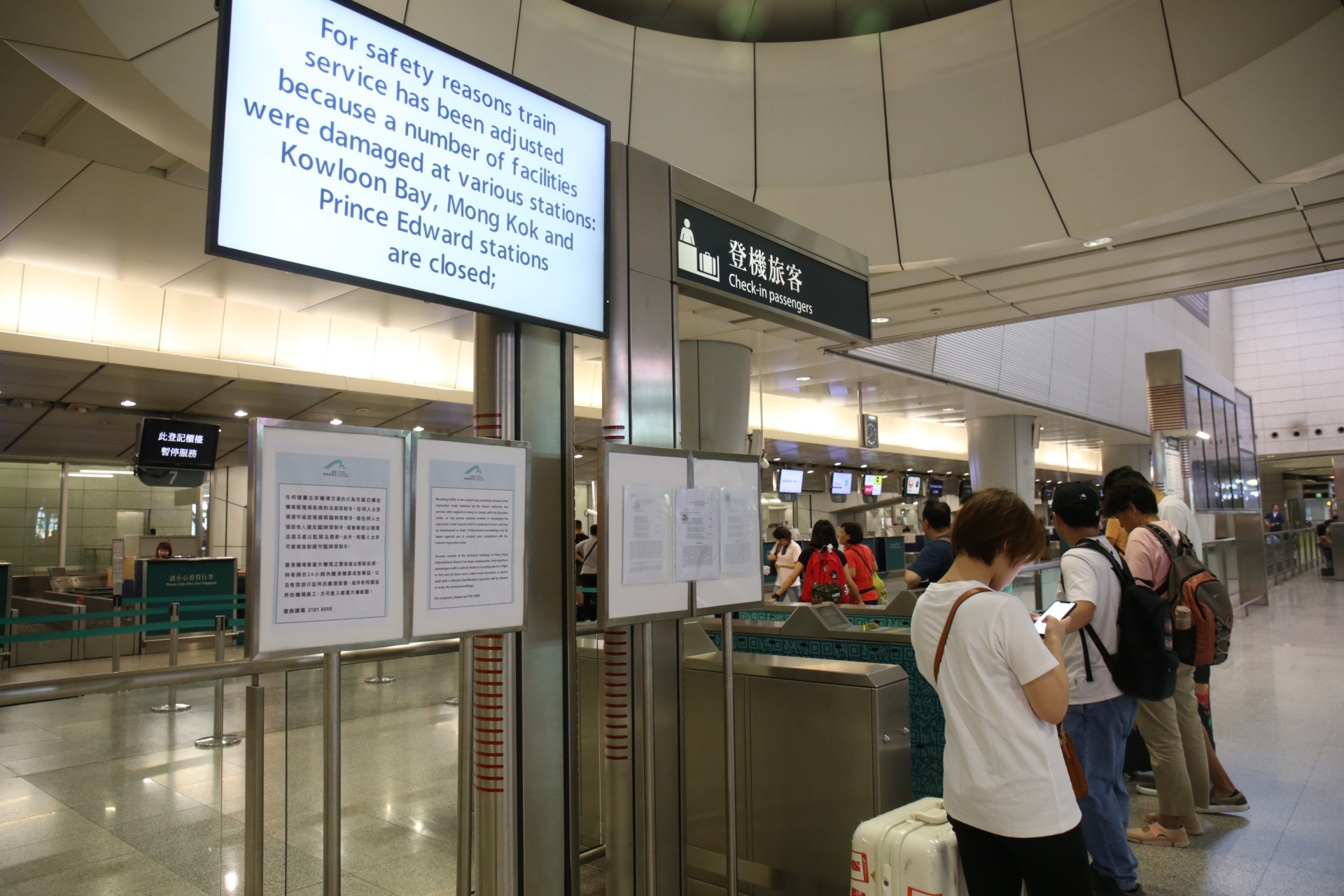 香機站有乘客於站內預辦登機,惟人數並不多。(賴雯心攝) (賴雯心攝)