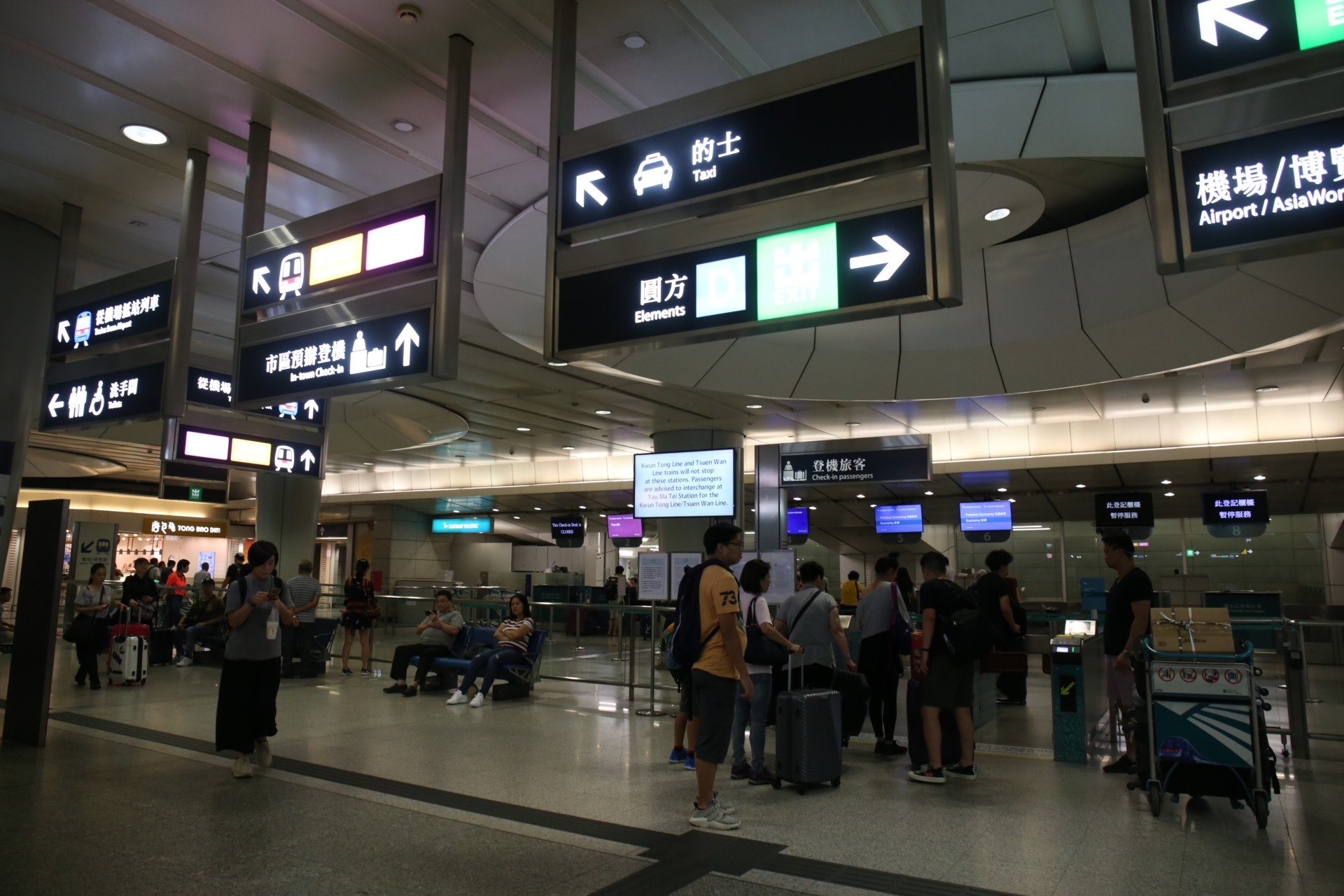 香機站有乘客於站內預辦登機,惟人數並不多。(賴雯心攝) (賴雯心攝)